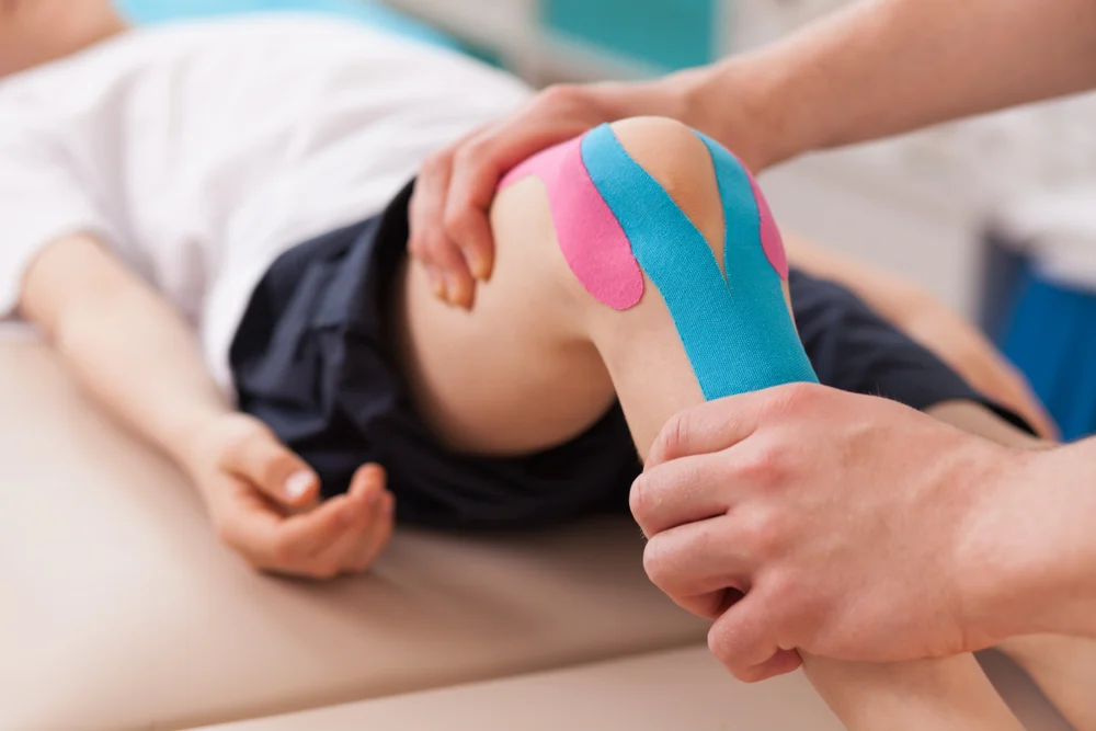 Attività di fisioterapia con un bambino